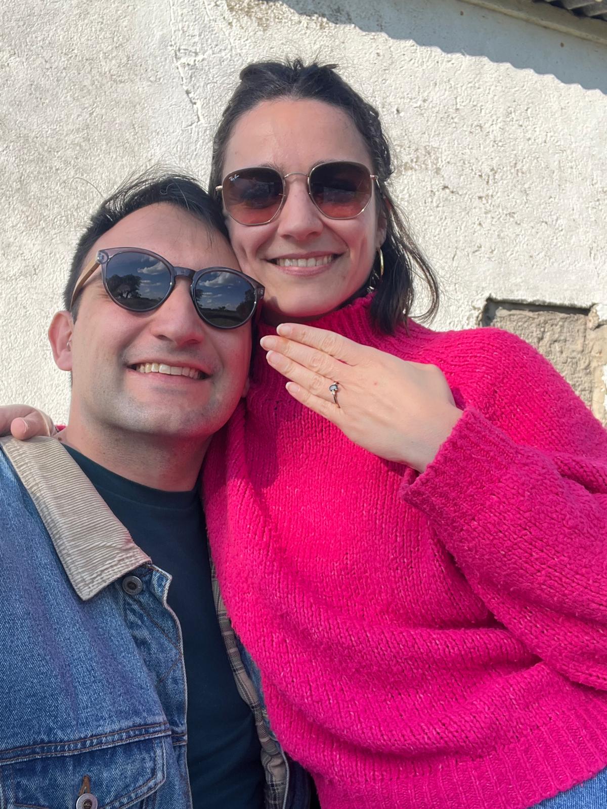 Foto vertical de la pareja